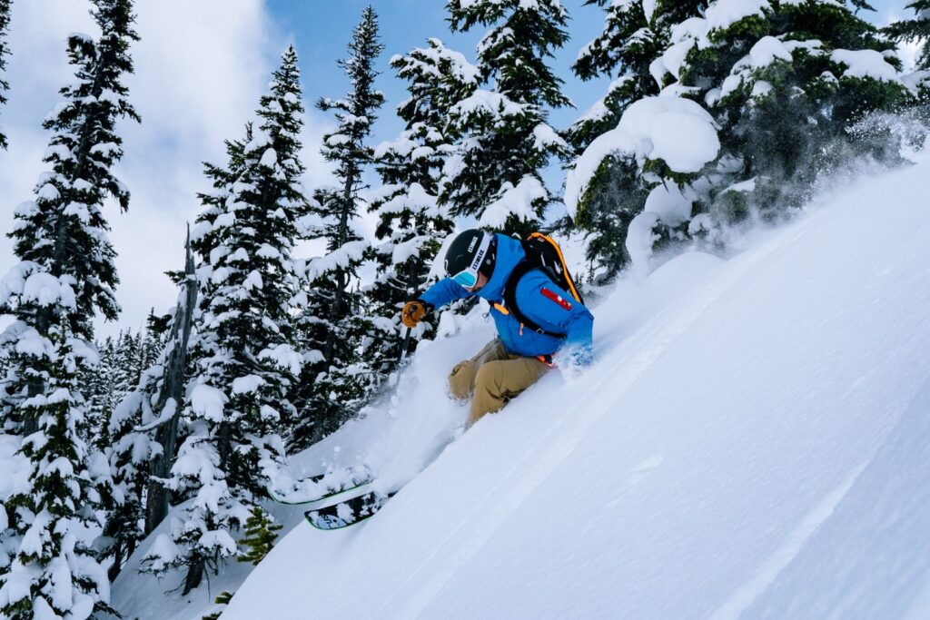 Powdern bei White Wilderness Heliskiing, Kanada