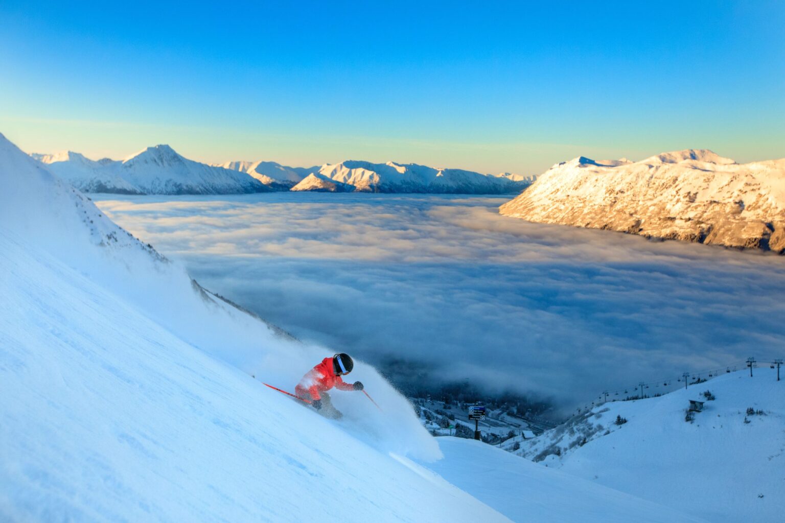 alyeska-resort_Skifahrer-über-Nebelmeer